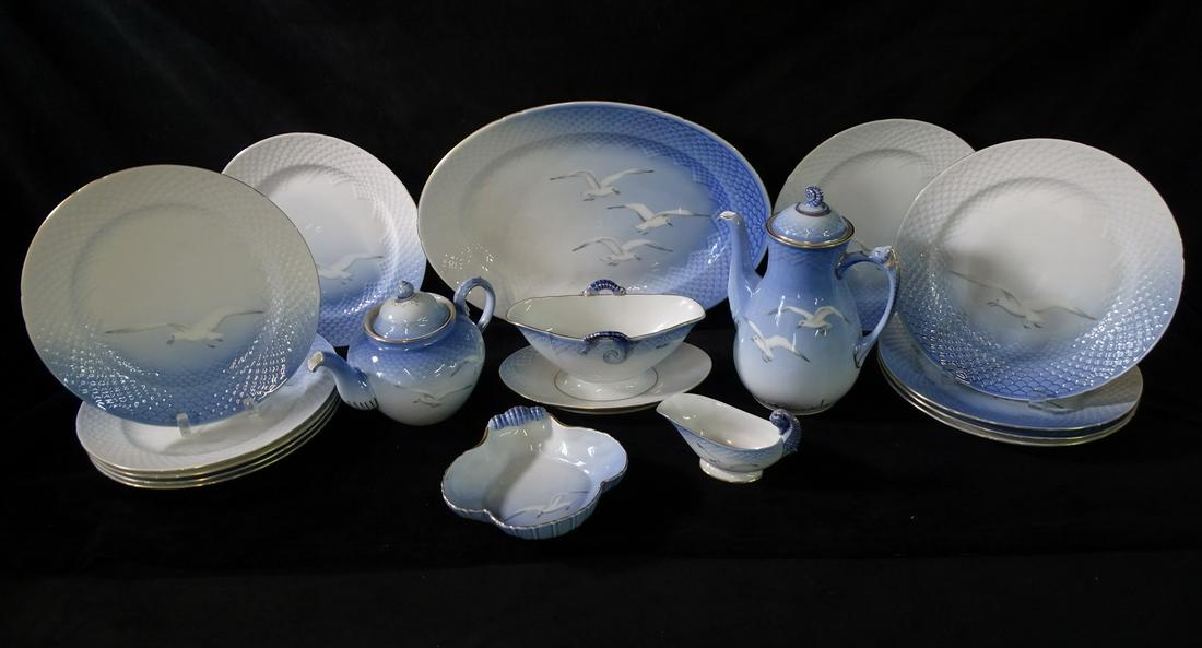 18 PCS. B&G PORCELAIN DINNERWARE SEAGULL MOTIF SM. CHIP ON PLATTER: 18 PCS. B&G PORCELAIN DINNERWARE SEAGULL MOTIF SM. CHIP ON PLATTER