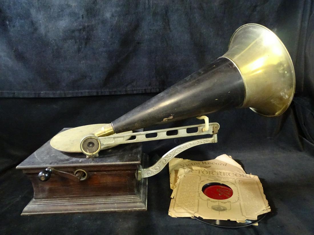 COLUMBIA PHONOGRAPH W/ HORN ( NOT WORKING) (1 of 7)