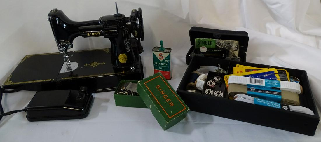 SINGER FEATHERWEIGHT SEWING MACHINE W/CASE (1 of 8)
