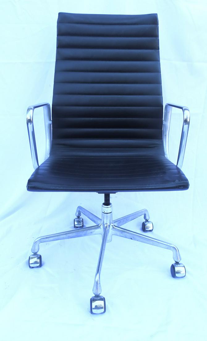 EAMES /HERMAN MILLER CHAIR 40X23X21 (1 of 13)