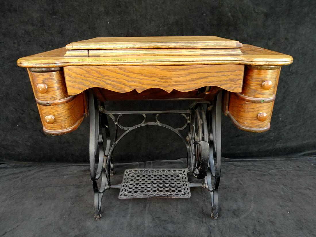 ANTIQUE "DUTCHESS" SEWING MACHINE IN OAK CABINET 30.25X33.5X17 (1 of 14)