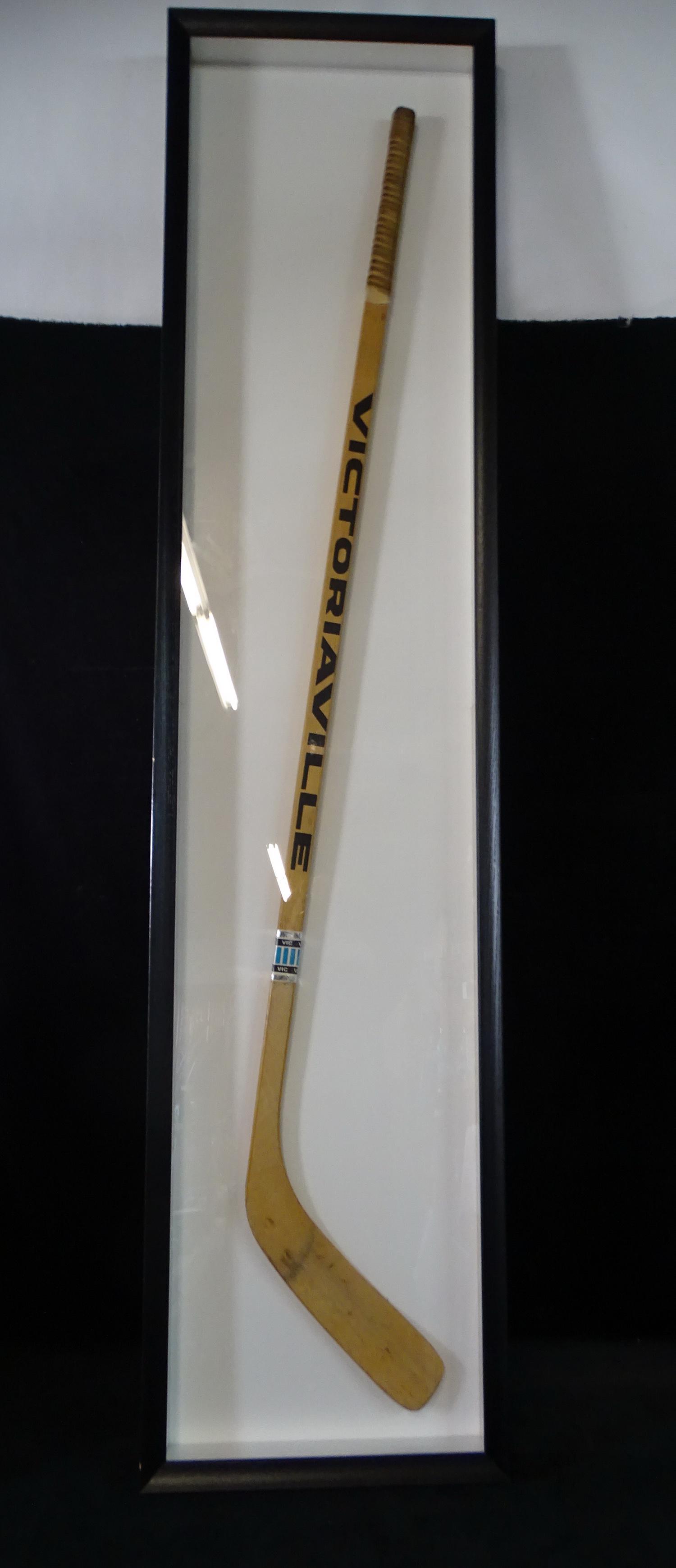 BOBBY ORR CASED LAST SEASON HOCKEY STICK SOLD AT LELANDS FOR $2300.00 (1 of 12)