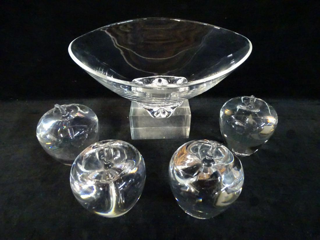 5 PIECES OF STEUBEN CRYSTAL (1) BOWL (4) APPLES - BOWL 4 1/2" HIGH 10" DIA. (1 of 9)