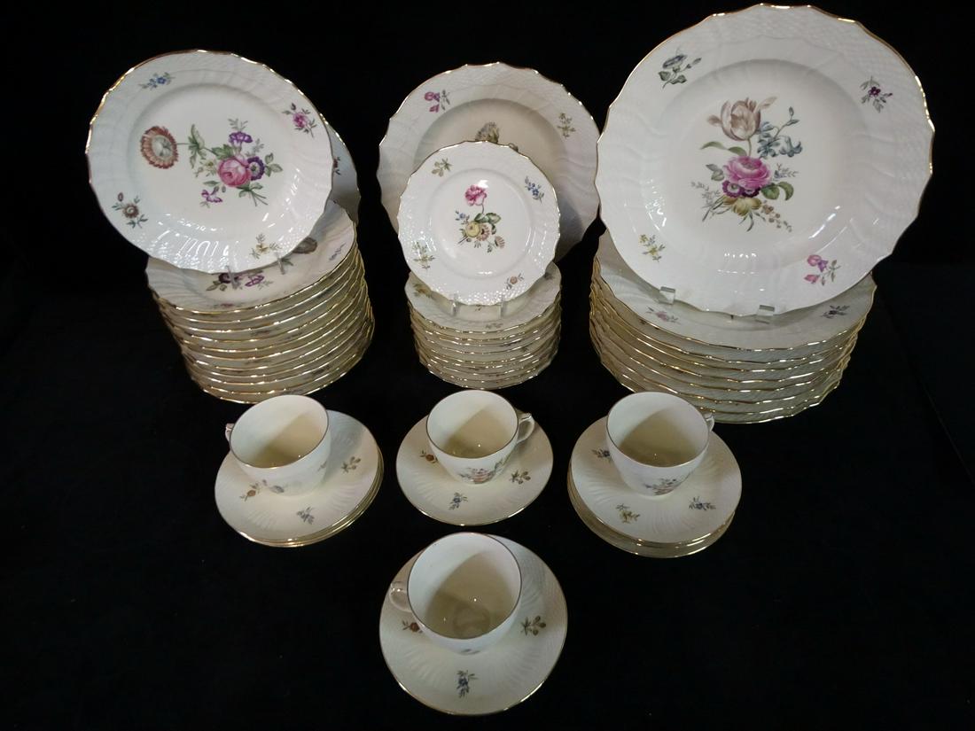 45 PIECES ROYAL COPENHAGEN PATTERN #910 DINNERWARE (DINNER PLATES ARE 10" DIA.) (1 of 9)