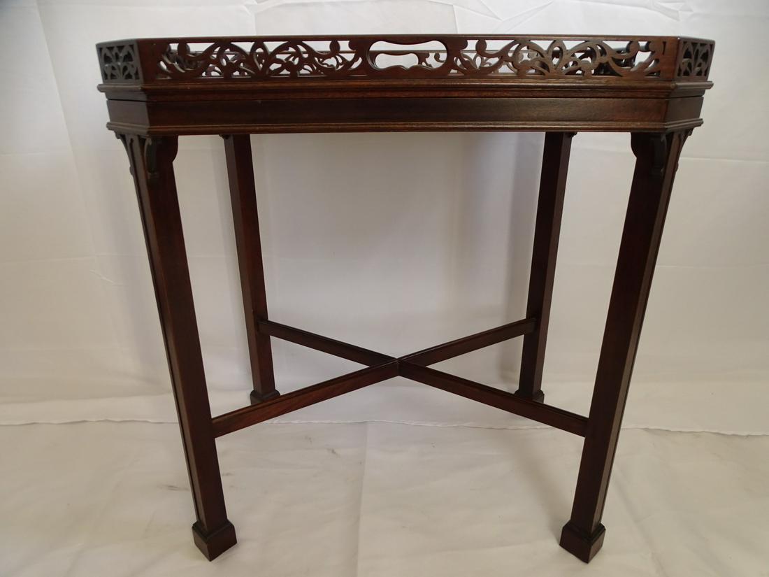 "WILLIAMSBURG" MAHOGANY CHINESE CHIPPENDALE TRAY TOP TABLE 26.5 X 25 X 18 (1 of 8)