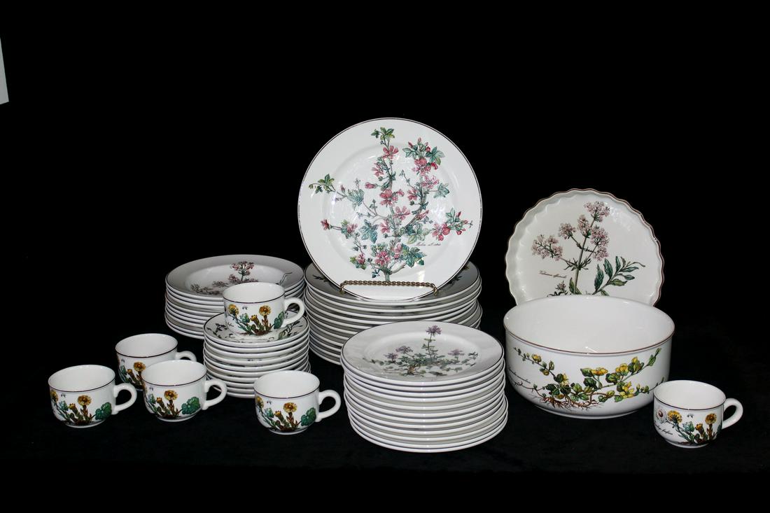 VILLROY AND BOCH (BOTANICAL) DINNERWARE SET: VILLROY AND BOCH (BOTANICAL) DINNERWARE SET