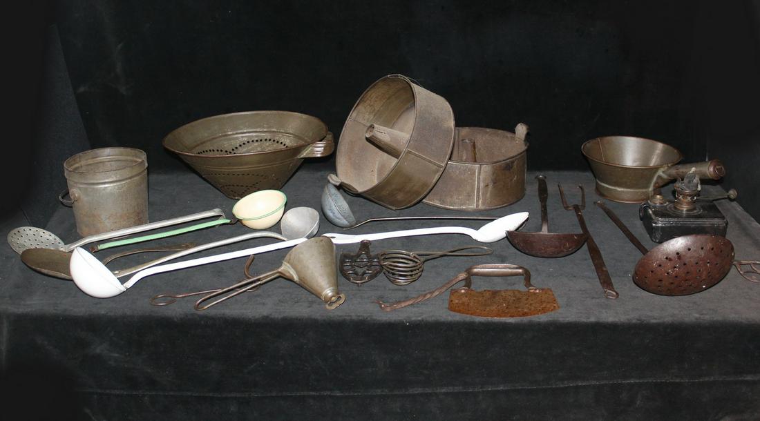 LOT OF METAL KITCHEN ITEMS INC.. STRAINER AND BUNDT PAN 12" DIA. LARGEST (1 of 5)