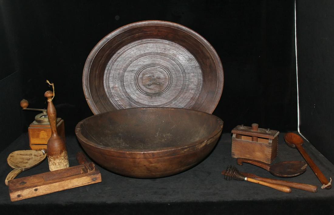 LOT OF WOOD KITCHEN ITEMS, INC.. LARGE BOWL (WITH CRACK) AND PLATTER 6 X 19 X 19 LARGEST (1 of 10)