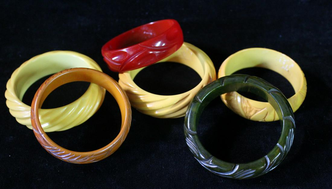 LOT OF SIX BAKELITE BRACELETS IN GOLDS, GREENS, REDS: LOT OF SIX BAKELITE BRACELETS IN GOLDS, GREENS, REDS