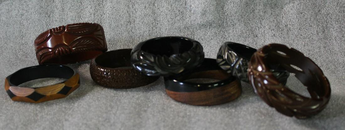 LOT OF SEVEN BAKELITE BRACELETS IN BLACKS AND BROWNS: LOT OF SEVEN BAKELITE BRACELETS IN BLACKS AND BROWNS