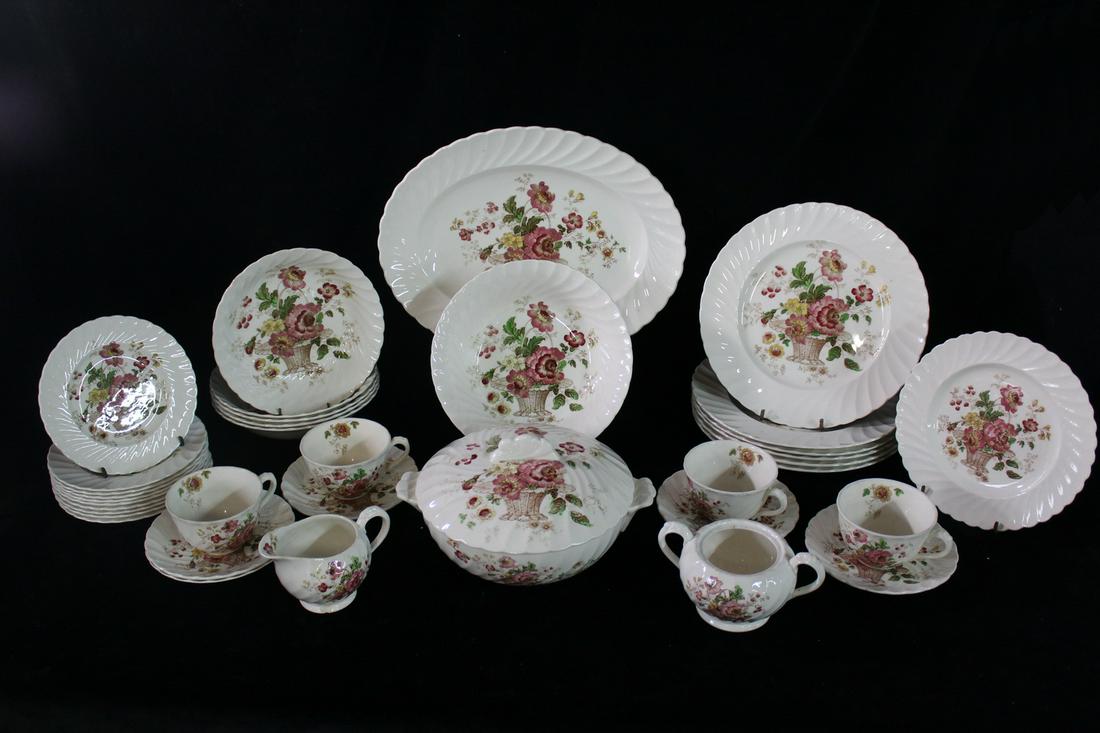 33 PIECES OF CLARICE CLIFF CHINA: 33 PIECES OF CLARICE CLIFF CHINA