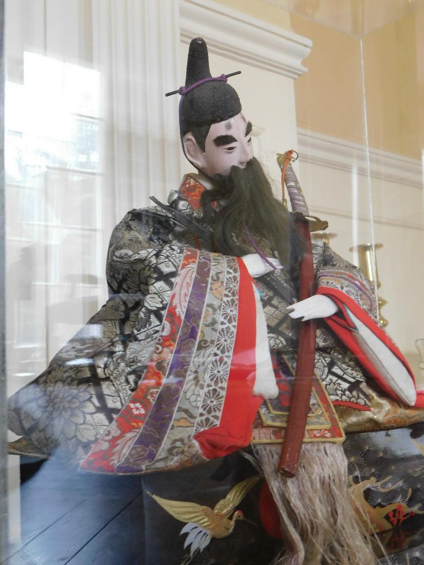 JAPANESE DOLL IN LUCITE CASE (S001/112): JAPANESE DOLL IN LUCITE CASE (S001/112)