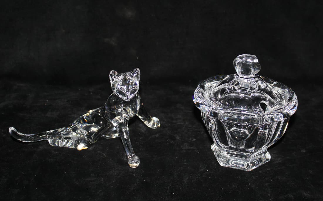 BACCARAT CRYSTAL COVERED CANDY DISH AND CAT 5.5 ''H (N254): BACCARAT CRYSTAL COVERED CANDY DISH AND CAT 5.5 ''H (N254)