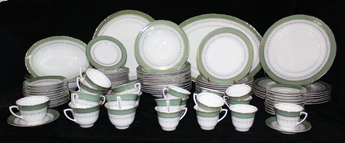 88 PIECES ROYAL WORCESTER REGENCY DINNER SET, LARGEST 16" X 12" (R-304): 88 PIECES ROYAL WORCESTER REGENCY DINNER SET, LARGEST 16" X 12" (R-304)