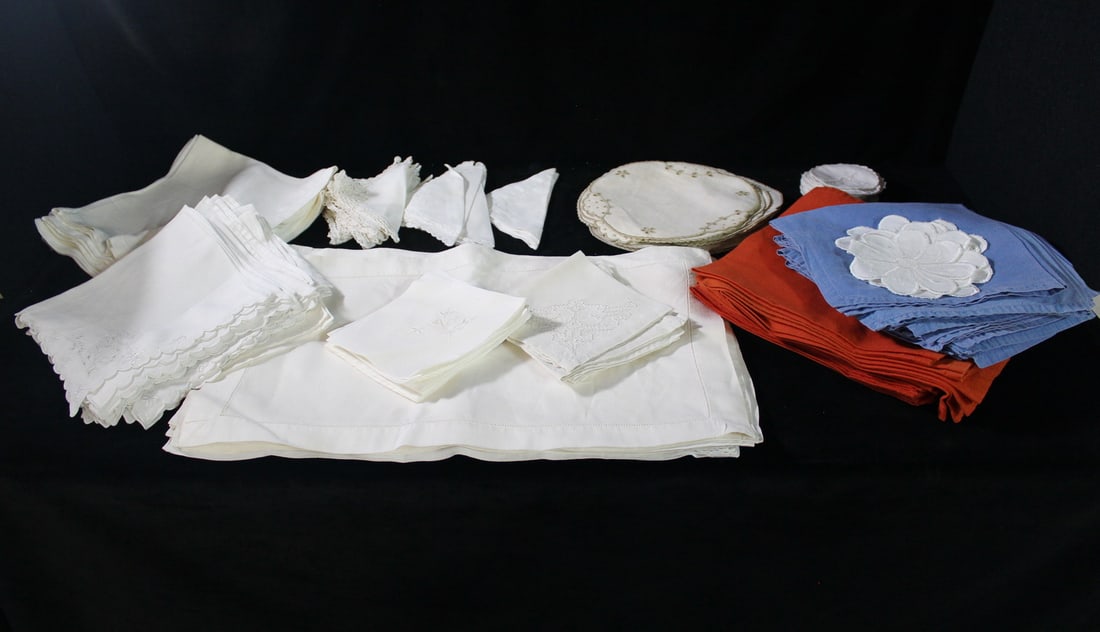LOT OF COTTON AND LINEN NAPKINS, STEM SLIPPERS, AND MORE, IN WHITE, BLUE, ORANGE: LOT OF COTTON AND LINEN NAPKINS, STEM SLIPPERS, AND MORE, IN WHITE, BLUE, ORANGE