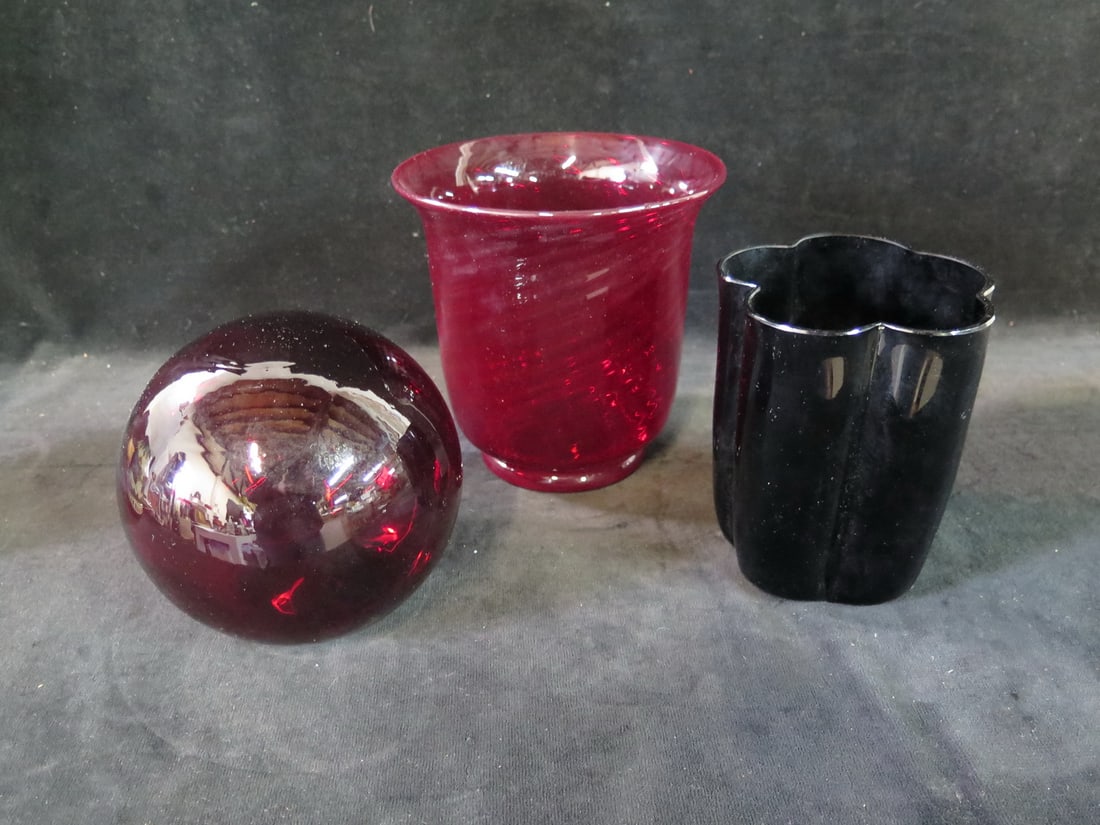 3 PIECES OF ART GLASS, BLACK & RED, LARGEST 7" X 7": 3 PIECES OF ART GLASS, BLACK & RED, LARGEST 7" X 7"