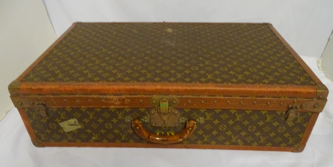 VINTAGE LOUIS VUITTON SUITCASE 20 X 32 X 9: VINTAGE LOUIS VUITTON SUITCASE 20 X 32 X 9