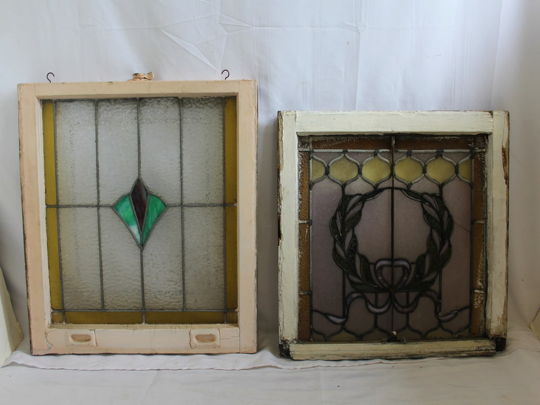 TWO ANTIQUE LEADED GLASS WINDOWS, ONE WITH LAUREL WREATH MOTIF 24 X 24.5 LARGEST (Q 268) (1 of 4)