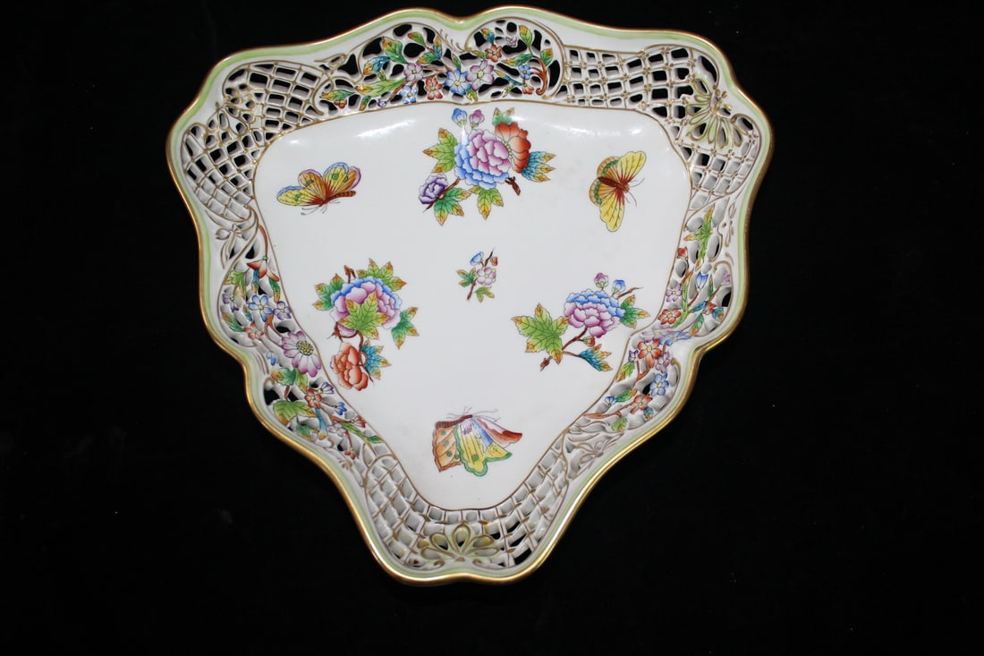 HEREND QUEEN VICTORIA CUTWORK TRIANGULAR BOWL, 2"H X 9.75 DIA.: HEREND QUEEN VICTORIA CUTWORK TRIANGULAR BOWL, 2"H X 9.75 DIA.