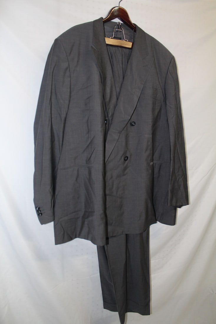 ESTATE OF FASHION EDITOR: GEORGIO ARMANI LIGHTWEIGHT MEDIUM GRAY SUIT, NO SIZE TAG (1 of 12)