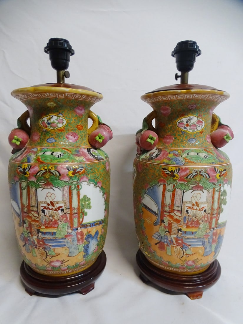 PAIR OF CHINESE ROSE MEDALLIAN LAMPS 20'H: PAIR OF CHINESE ROSE MEDALLIAN LAMPS 20'H