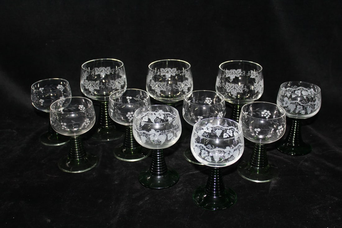 GROUP OF CLEAR TO GREEN GERMAN ROEMER BOCKLING AND VINTAGE FRENCH LUMINARC WINE GLASSES, 5" TALLEST: GROUP OF CLEAR TO GREEN GERMAN ROEMER BOCKLING AND VINTAGE FRENCH LUMINARC WINE GLASSES, 5" TALLEST (V 223)