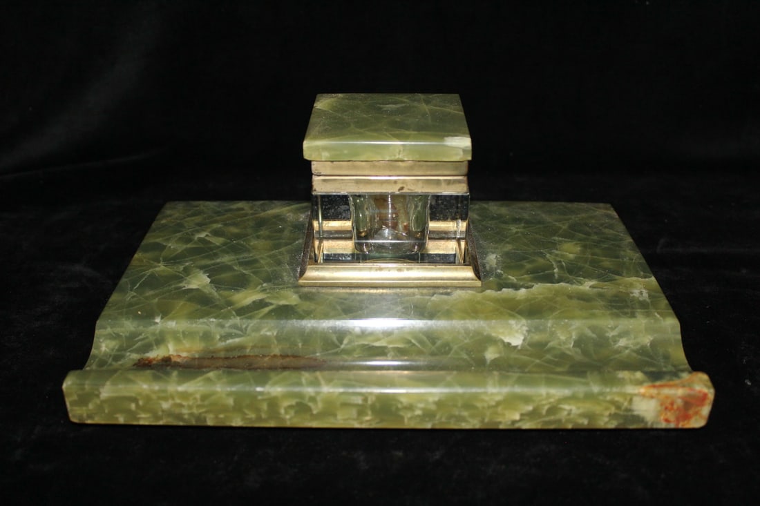 LUCITE AND GREEN ONYX SINGLE INKWELL, 4.25 X 11 X 7: LUCITE AND GREEN ONYX SINGLE INKWELL, 4.25 X 11 X 7