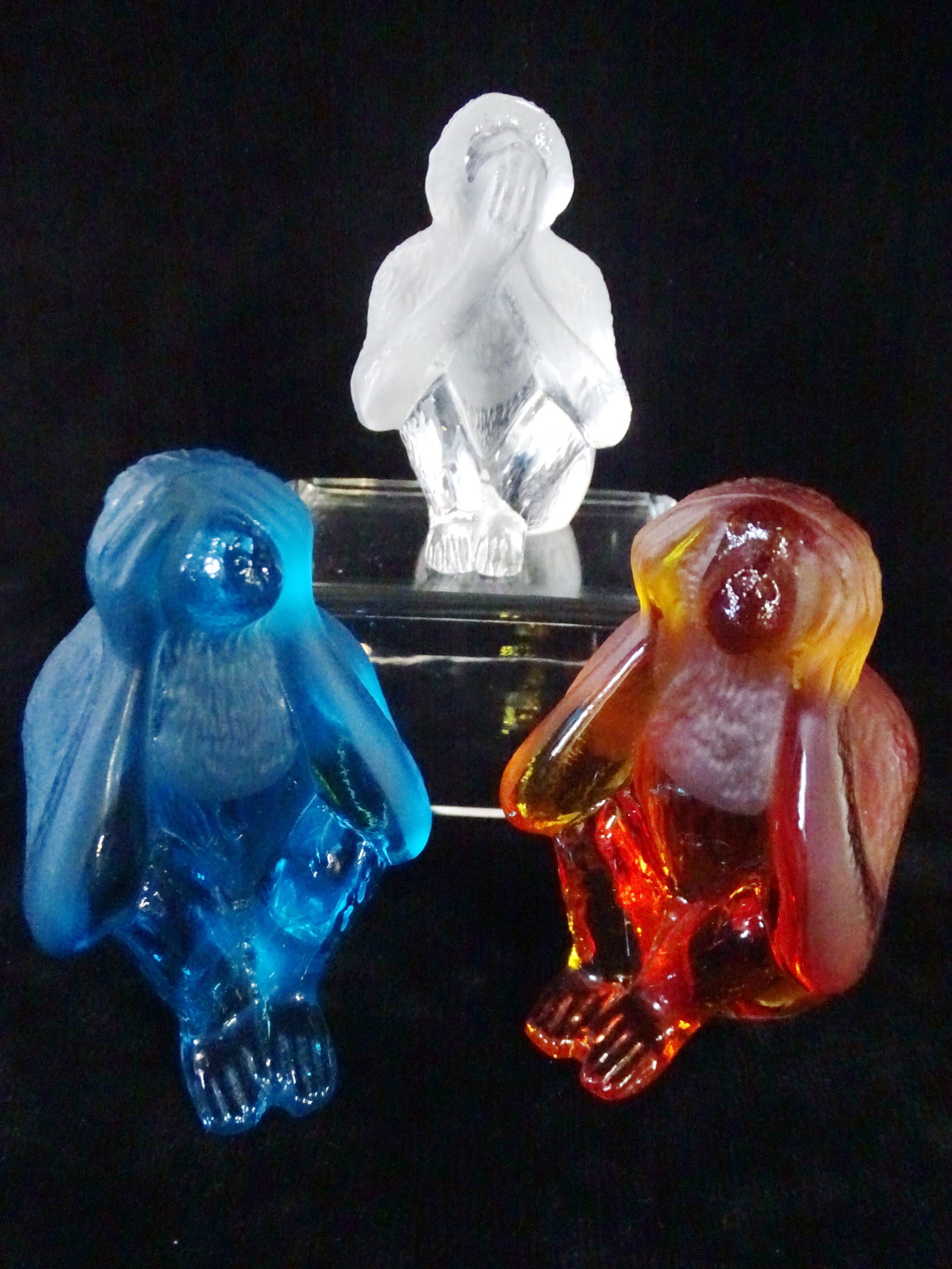 LIVING ESTATE OF JOSEPH RODANO: THREE DAUM FRANCE CRYSTAL MONKEYS, 2 COLORED CRYSTAL AND ONE CLEAR (1 of 20)