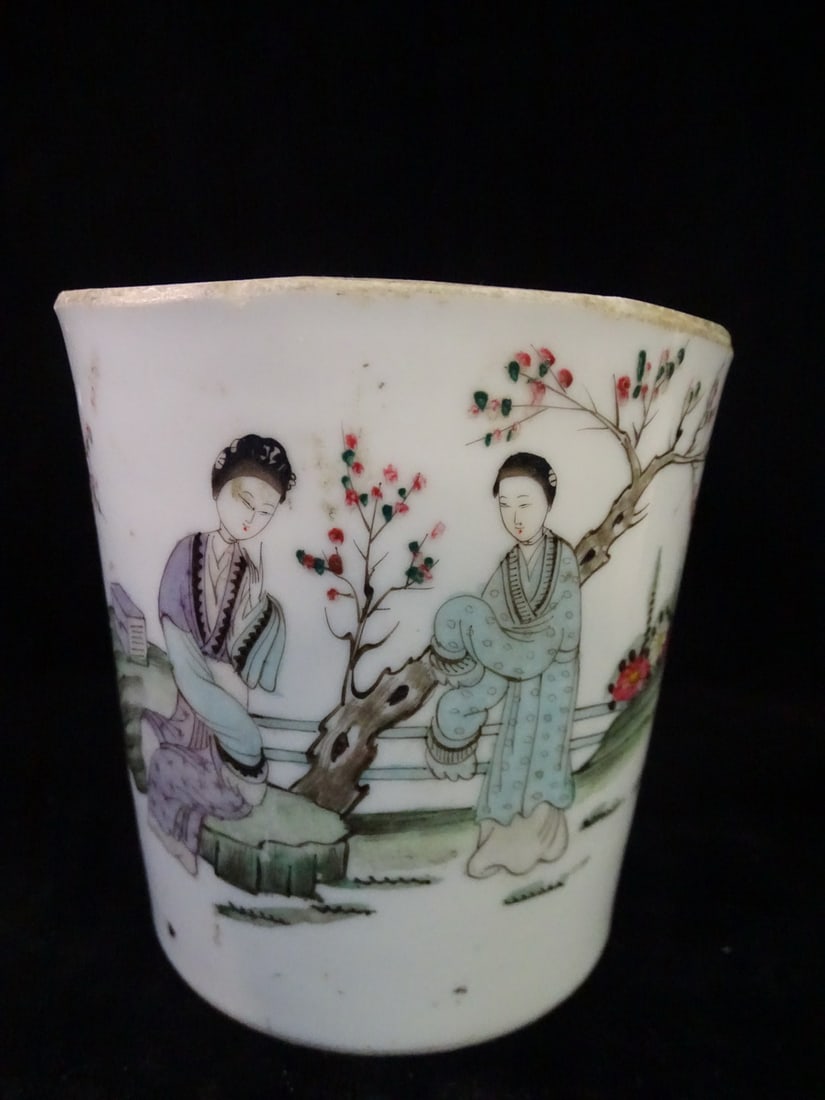 EARLY 20TH CENTURY FAMILE ROSE BRUSH POT 4 1/2 ' H X 4 1/2' DIA.: EARLY 20TH CENTURY FAMILE ROSE BRUSH POT 4 1/2 ' H X 4 1/2' DIA.