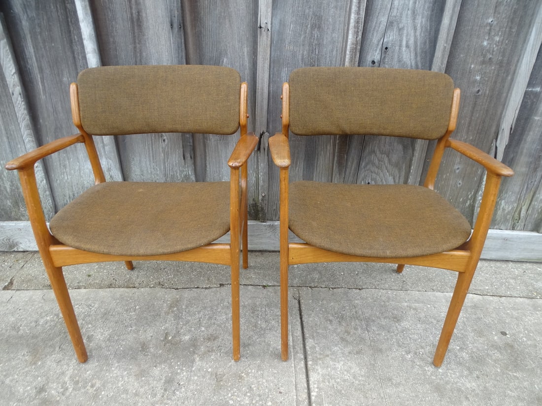 PAIR OF ERIK BUCH FOR O. D. MOBLER, TEAK OPEN ARM CHAIRS (R 002/) (1 of 10)