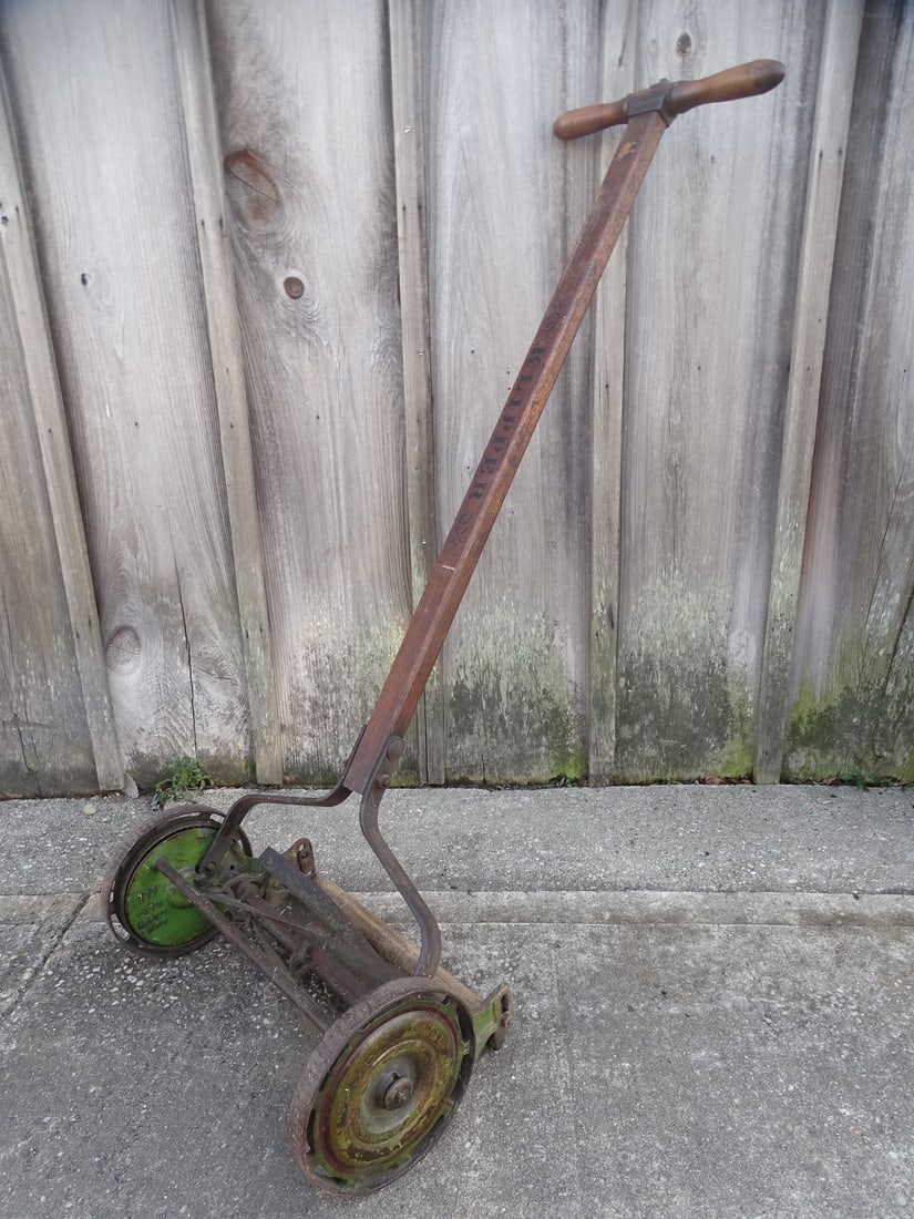 ANTIQUE "CLIPPER" LAWN MOWER 50.5 X 19.25 X 12.5: ANTIQUE "CLIPPER" LAWN MOWER 50.5 X 19.25 X 12.5