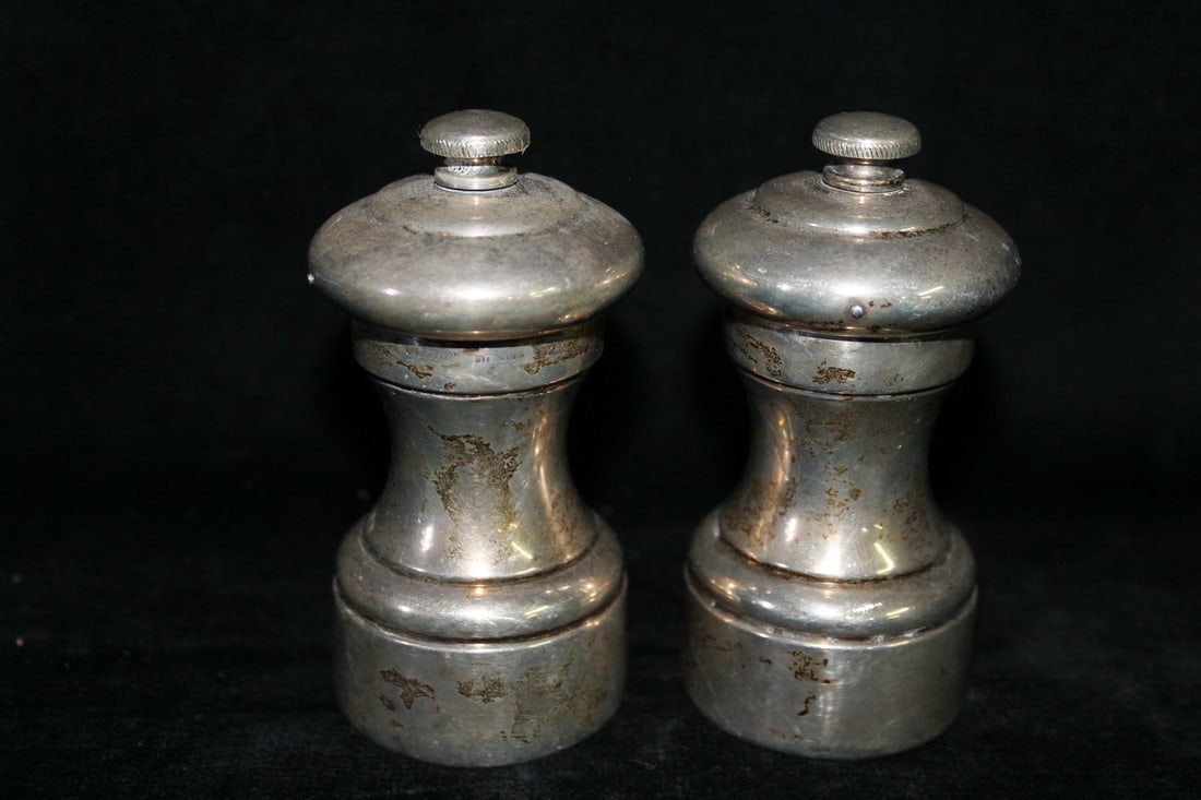 PAIR OF CARTIER STERLING SALT AND PEPPER MILLS 5" HIGH: PAIR OF CARTIER STERLING SALT AND PEPPER MILLS 5" HIGH