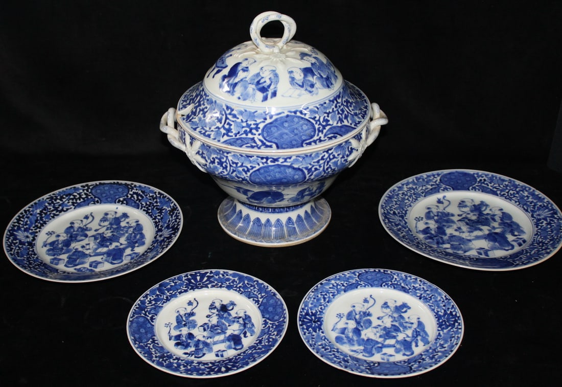 CHINESE BLUE AND WHITE PORCELAIN TUREEN AND FOUR COORDINATING PLATES, 12 X 10" DIA. LARGEST: CHINESE BLUE AND WHITE PORCELAIN TUREEN AND FOUR COORDINATING PLATES, 12 X 10" DIA. LARGEST