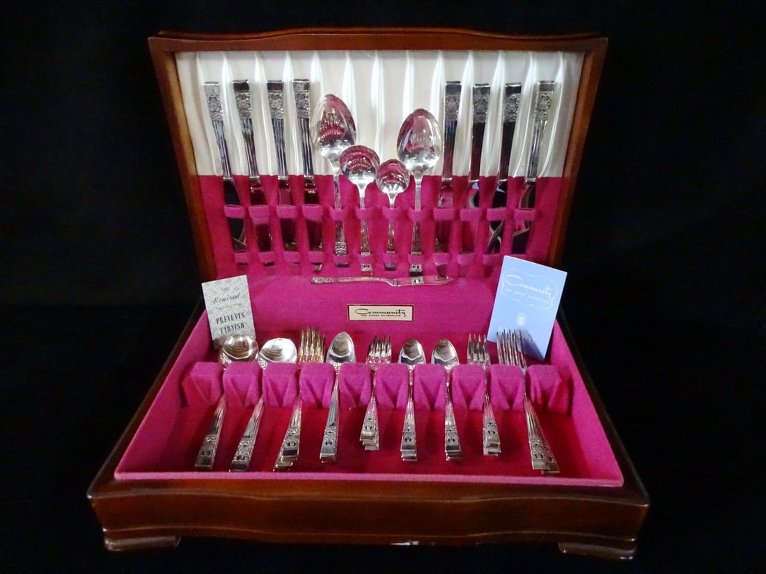ONEIDA COMMUNITY PLATE "CORONATION" FLATWARE IN BOX (52 PIECES) 9 1/4" DINNER KNIVES (1 of 14)