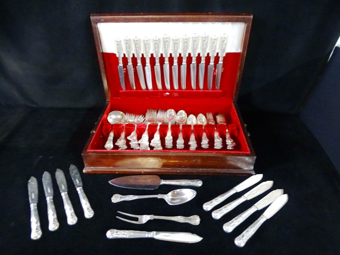 EXTENSIVE  BOXED SET OF ENGLISH SILVER PLATE FLATWARE (72 PIECES) AND 12 SHEFFIELD STAINLESS STEAK (1 of 18)