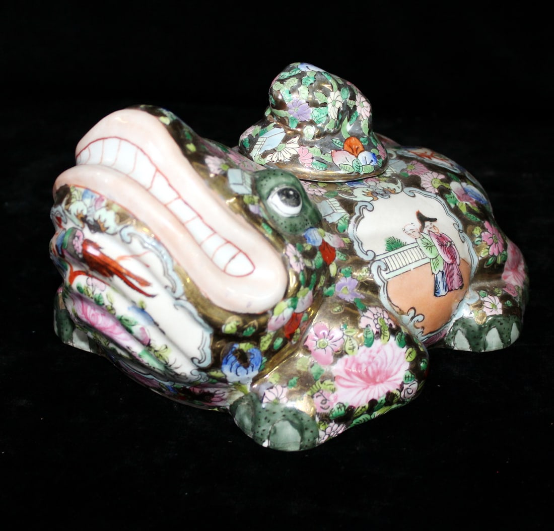 FAMILLE ROSE FROG FIGURAL GINGER JAR, 5X9X7 (1 of 11)