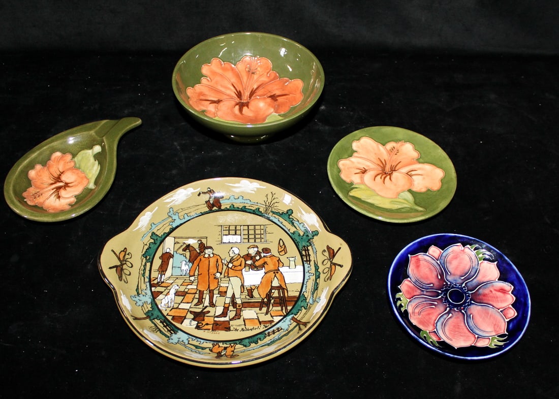 4 PCS. OF MOORECROFT POTTERY (HIBISCUS PATTERN) AND 1 BUFFALO POTTERY FIGURAL PLATE 8'DIA. LARGEST: 4 PCS. OF MOORECROFT POTTERY (HIBISCUS PATTERN) AND 1 BUFFALO POTTERY FIGURAL PLATE 8'DIA. LARGEST