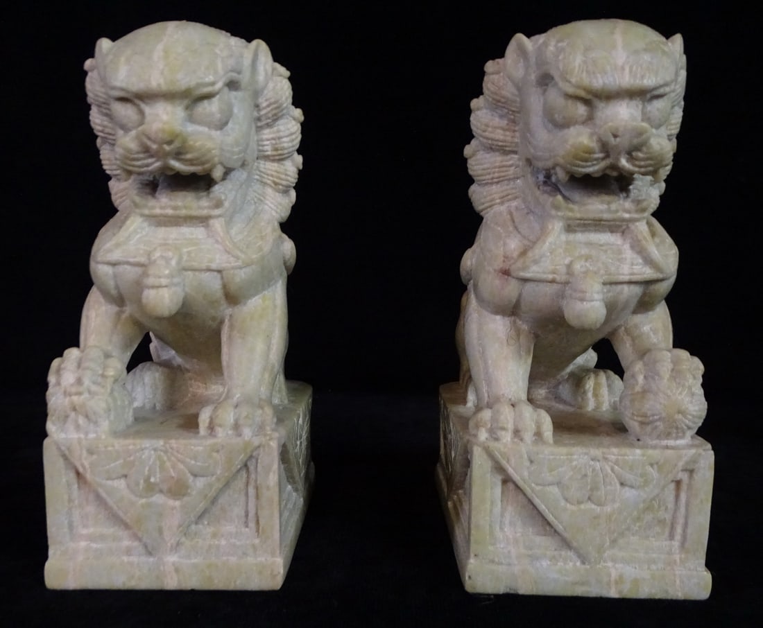 PAIR OF MARBLE FOOD DOGS AT 7.25"H: PAIR OF MARBLE FOOD DOGS AT 7.25"H
