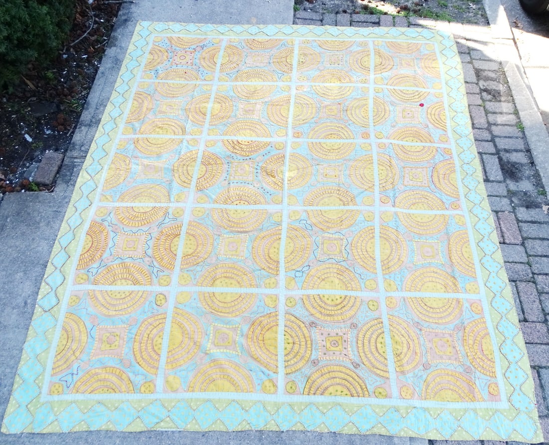 VINTAGE AMERICAN QUILT, SUN AND SQUARE MOTIF, MINOR WEAR, 84 X 102: VINTAGE AMERICAN QUILT, SUN AND SQUARE MOTIF, MINOR WEAR, 84 X 102