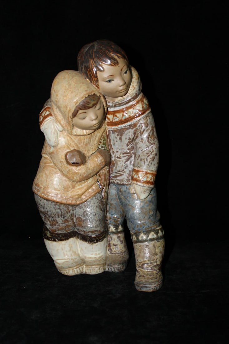 LLADRO SCULPTURE ESKIMO CHILDREN 12.5 X 8 X 6: LLADRO SCULPTURE ESKIMO CHILDREN 12.5 X 8 X 6