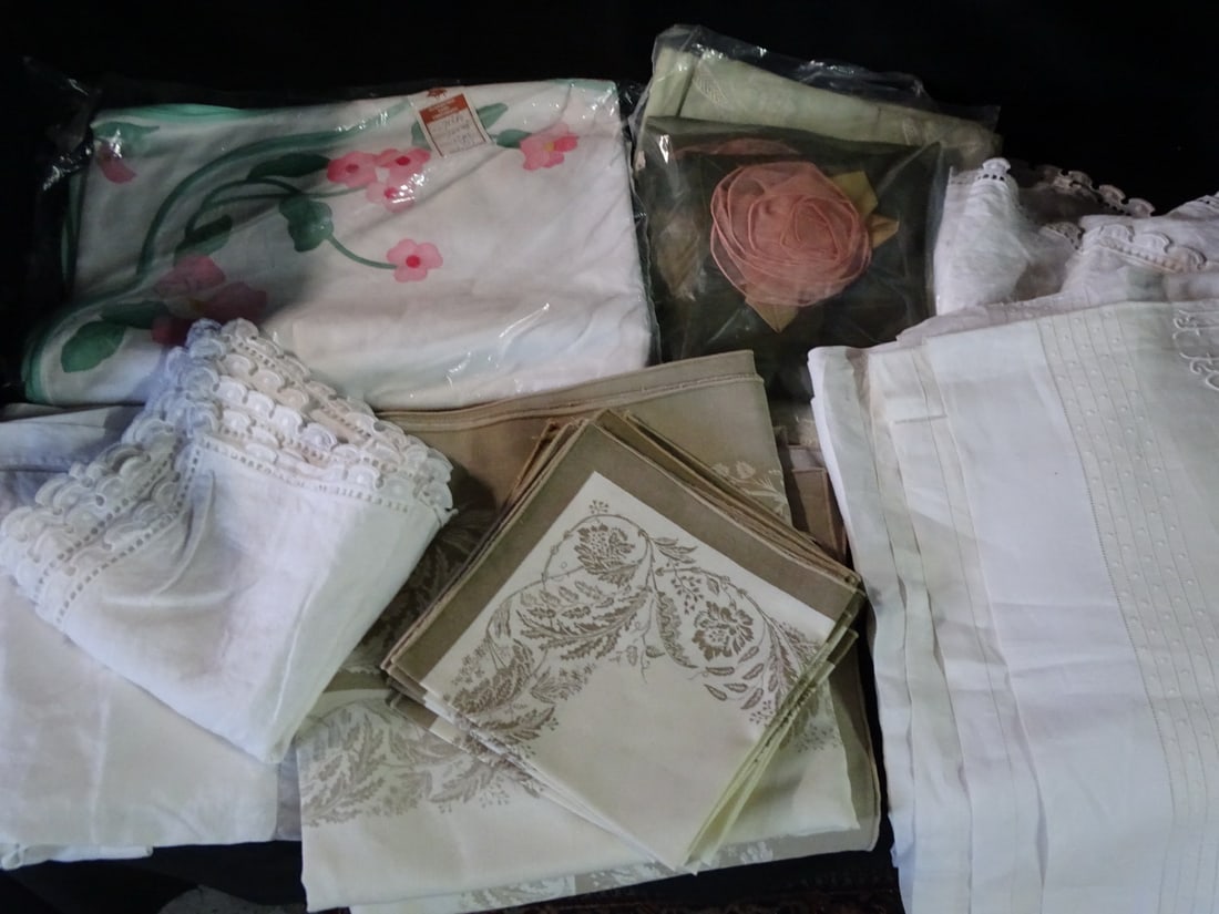 GROUP OF 5 TABLECLOTHS W/THEIR MATCHING NAPKINS INC. 2 VERY NICE WHITE SETS: GROUP OF 5 TABLECLOTHS W/THEIR MATCHING NAPKINS INC. 2 VERY NICE WHITE SETS