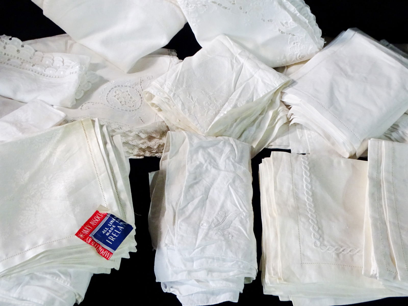 EXTENSIVE LOT OF TABLE NAPKINS IN WHITE/CREAMS, MANY WITH LACE/EMBROIDERED DECORATION: EXTENSIVE LOT OF TABLE NAPKINS IN WHITE/CREAMS, MANY WITH LACE/EMBROIDERED DECORATION