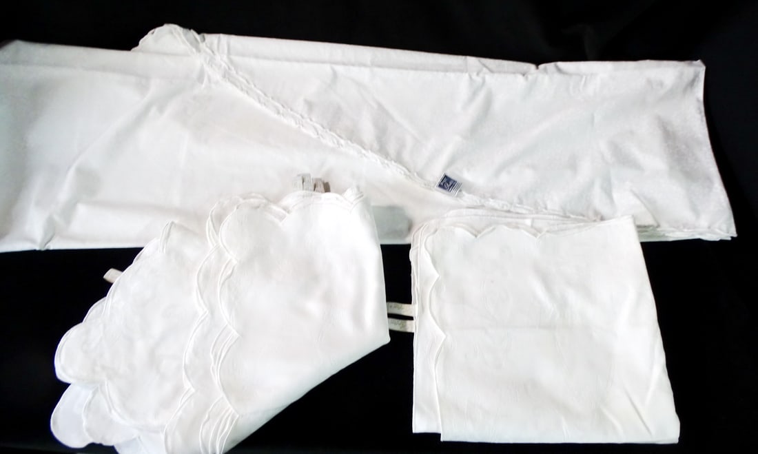 PRATESI CIRCULAR TABLECLOTH & 10 PRATESI NAPKINS, 3 DIFFERENT PATTERNS (1 of 13)