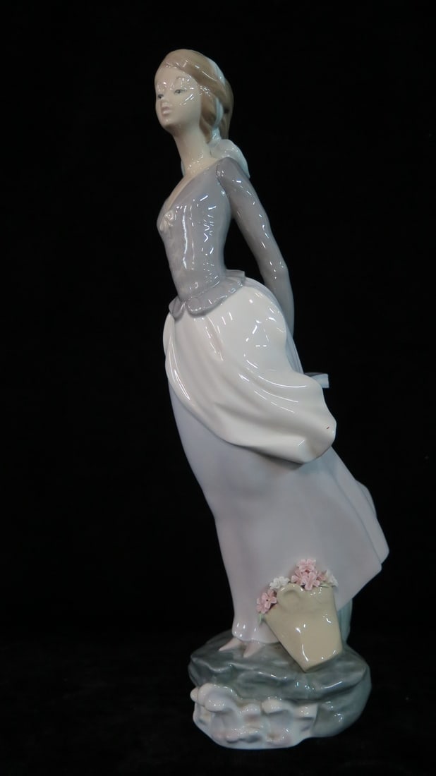 LLADRO FIGURE OF A YOUNG GIRL, SAMLL CHIP TO HAIR, 14 X 6 X 4 (1 of 10)