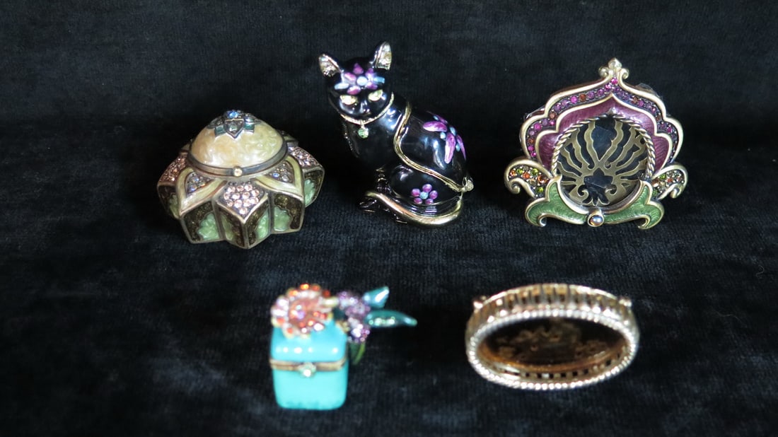 LIVING ESTATE OF JOSEPH RODANO: GROUP OF FIVE ITEMS INC.. TWO JAY STRONGWATER TRINKET BOXES, 2.5" (1 of 18)