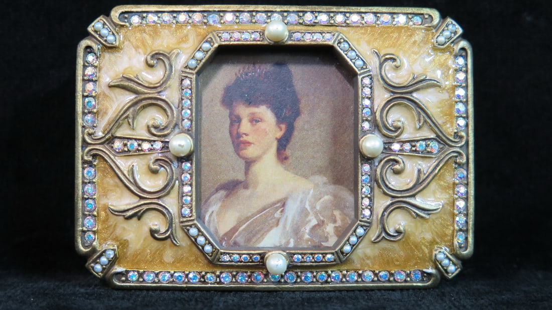 LIVING ESTATE OF JOSEPH RODANO: JAY STRONGWATER GOLDEN RECTANGULAR TRINKET BOX AND FRAME W PEARLS: LIVING ESTATE OF JOSEPH RODANO: JAY STRONGWATER GOLDEN RECTANGULAR TRINKET BOX AND FRAME W PEARLS AND SWAROVSKI CRYSTALS 1 X 3 X 2.25