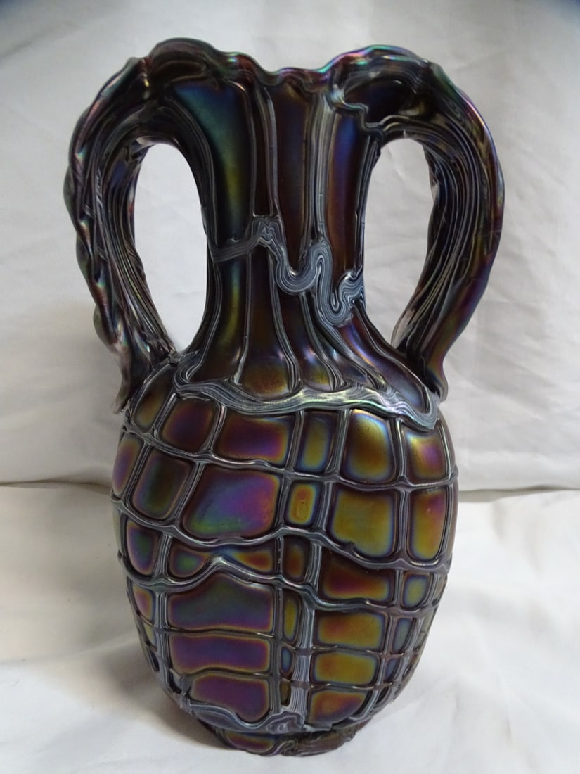 LIVING ESTATE OF JOSEPH RODANO: PALME-HOWS IRRIDESCENT ART GLASS VASE 13.5 X 7.5 X 5.5: LIVING ESTATE OF JOSEPH RODANO: PALME-HOWS IRRIDESCENT ART GLASS VASE 13.5 X 7.5 X 5.5