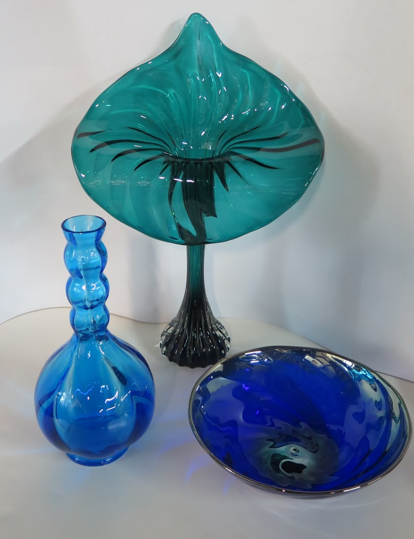 THREE PIECES OF ART GLASS, INC.. BLUE MICHAEL EGAN BOWL, ONE SIGNED TURQUOISE VASE, AND ONE LARGE (1 of 17)