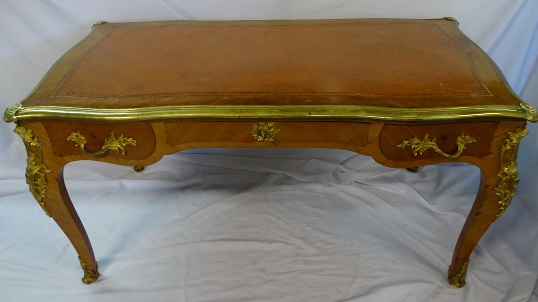 LOUIS XV STYLE BRONZE MOUNTED INLAID LEATHER TOP BUREAU PLATT 30 X 58 X 30: LOUIS XV STYLE BRONZE MOUNTED INLAID LEATHER TOP BUREAU PLATT 30 X 58 X 30