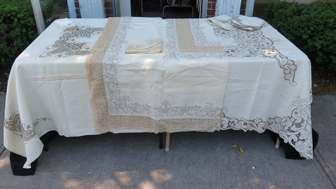 ESTATE OF DENNIS P. RODANO: 3 NEAR PRISTINE LINEN CUTWORK, EMBROIDERY & LACE TABLECLOTHS W/ 34+ (1 of 20)